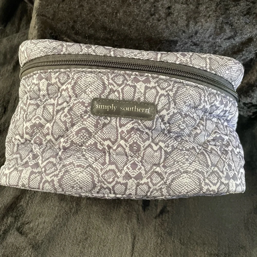 Simply Southern Quilted Snakeskin Print Cosmetic Makeup Travel Bag Gray White